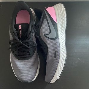 Womens Nike Revolution Size 8.5